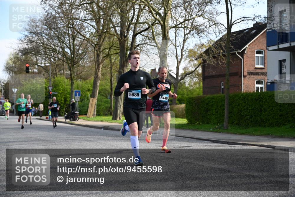12.04.2026 - 45. Internationalen Wilhelmsburger Insellauf J. Mangold http://msf.ph/oto/9455598 12.04.2026 10:27:16 Ziel 5301, 2994, 5685, 4528, 3815, 5440, 5279, 2659, 5645, 5585, 2181, 4580, 2213 meine-sportfotos.de