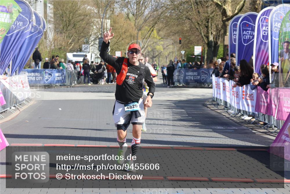 12.04.2026 - 45. Internationalen Wilhelmsburger Insellauf Strokosch-Dieckow http://msf.ph/oto/9455606 12.04.2026 10:44:23 Ziel 2073, 4829, 4062 meine-sportfotos.de
