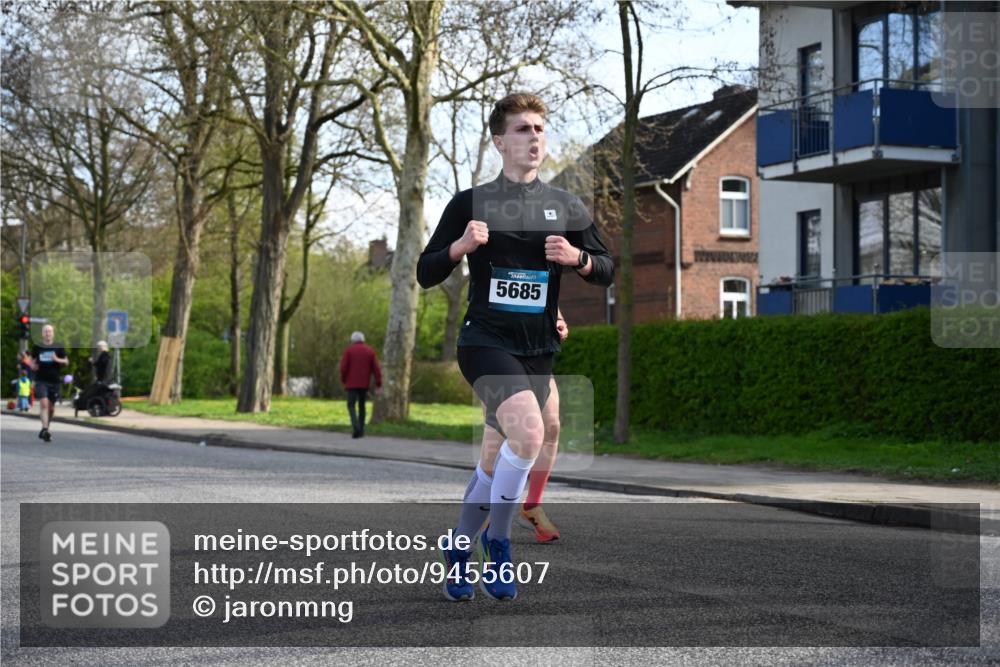 12.04.2026 - 45. Internationalen Wilhelmsburger Insellauf J. Mangold http://msf.ph/oto/9455607 12.04.2026 10:27:16 Ziel 5301, 2994, 5685, 4528, 3815, 5440, 5279, 2659, 5645, 5585, 2181, 4580, 2213 meine-sportfotos.de