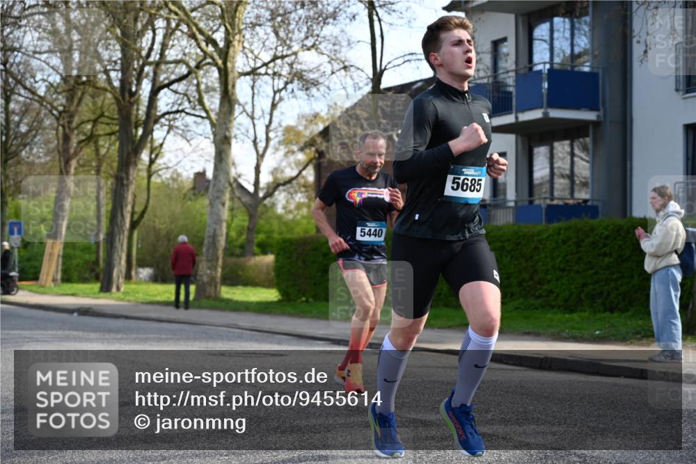 12.04.2026 - 45. Internationalen Wilhelmsburger Insellauf J. Mangold http://msf.ph/oto/9455614 12.04.2026 10:27:17 Ziel 5301, 2994, 5685, 4528, 3815, 5440, 5279, 2659, 5645, 5585, 2181, 4580, 4580, 2213 meine-sportfotos.de