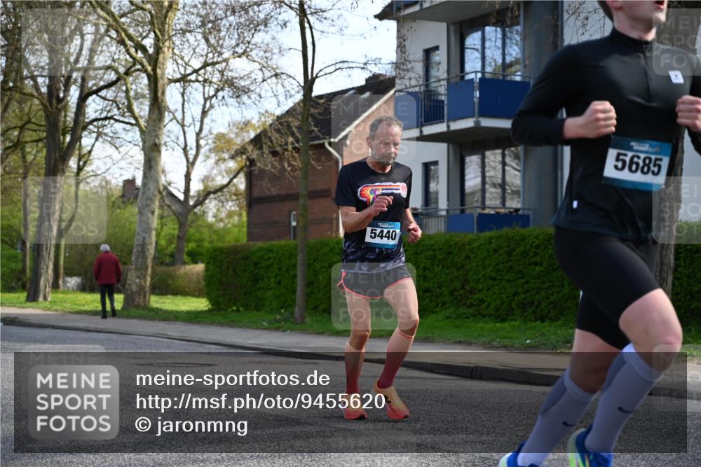 12.04.2026 - 45. Internationalen Wilhelmsburger Insellauf J. Mangold http://msf.ph/oto/9455620 12.04.2026 10:27:17 Ziel 5301, 2994, 5685, 4528, 3815, 5440, 5279, 2659, 5645, 5585, 2181, 4580, 4580, 2213 meine-sportfotos.de