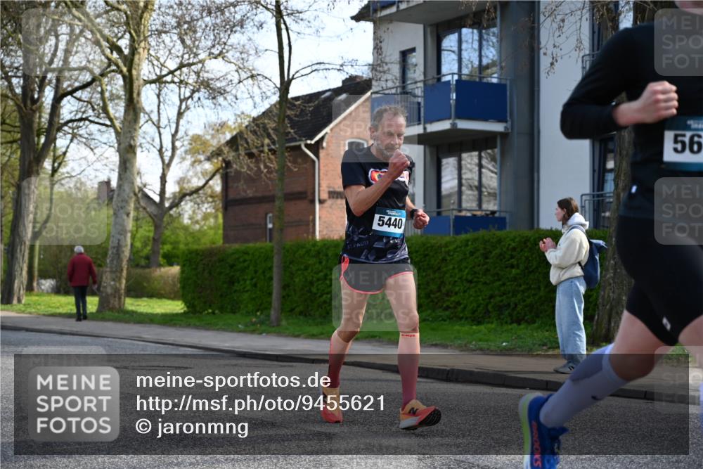 12.04.2026 - 45. Internationalen Wilhelmsburger Insellauf J. Mangold http://msf.ph/oto/9455621 12.04.2026 10:27:17 Ziel 5301, 2994, 5685, 4528, 3815, 5440, 5279, 2659, 5645, 5585, 2181, 4580, 4580, 2213 meine-sportfotos.de
