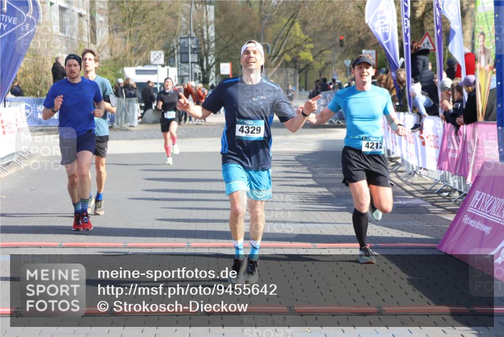 12.04.2026 - 45. Internationalen Wilhelmsburger Insellauf Strokosch-Dieckow http://msf.ph/oto/9455642 12.04.2026 10:31:36 Ziel 4766, 4329, 4212, 5526 meine-sportfotos.de