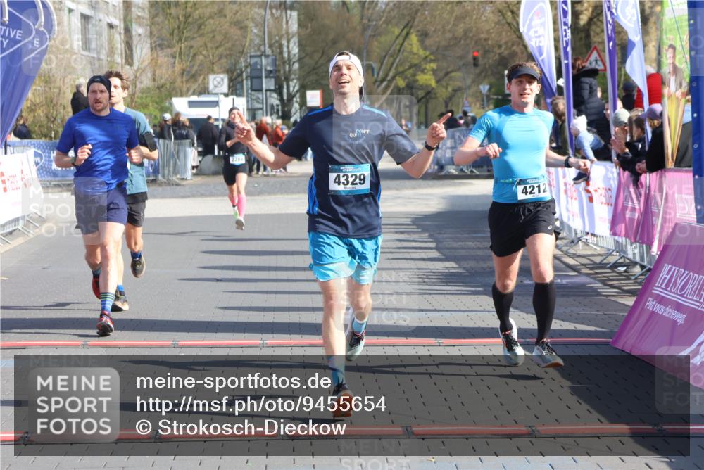 12.04.2026 - 45. Internationalen Wilhelmsburger Insellauf Strokosch-Dieckow http://msf.ph/oto/9455654 12.04.2026 10:31:37 Ziel 4329, 4212, 5526 meine-sportfotos.de