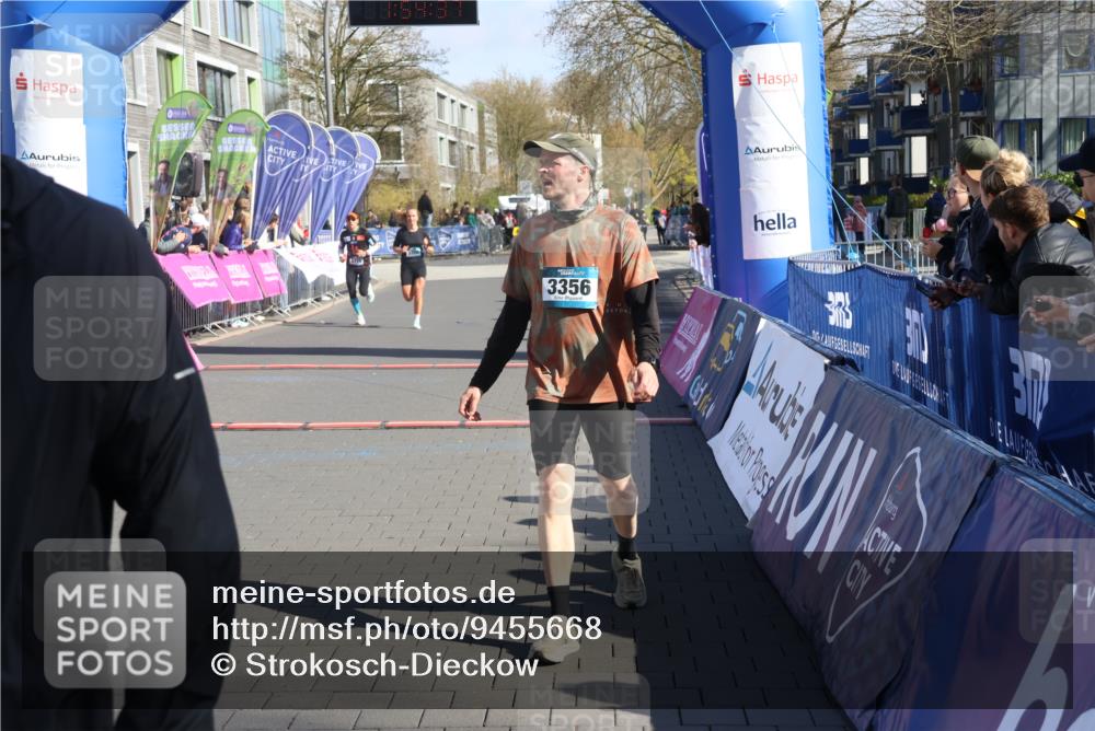12.04.2026 - 45. Internationalen Wilhelmsburger Insellauf Strokosch-Dieckow http://msf.ph/oto/9455668 12.04.2026 10:44:36 Ziel 3356, 5766, 5775 meine-sportfotos.de
