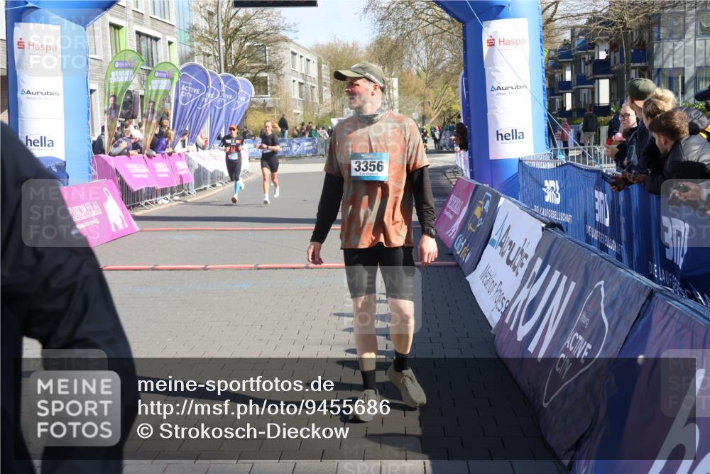 12.04.2026 - 45. Internationalen Wilhelmsburger Insellauf Strokosch-Dieckow http://msf.ph/oto/9455686 12.04.2026 10:44:36 Ziel 3356, 5766, 5775 meine-sportfotos.de
