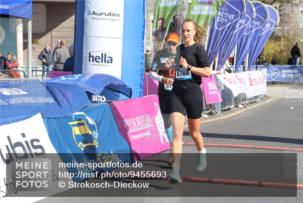 12.04.2026 - 45. Internationalen Wilhelmsburger Insellauf Strokosch-Dieckow http://msf.ph/oto/9455693 12.04.2026 10:44:39 Ziel 5766, 5775 meine-sportfotos.de