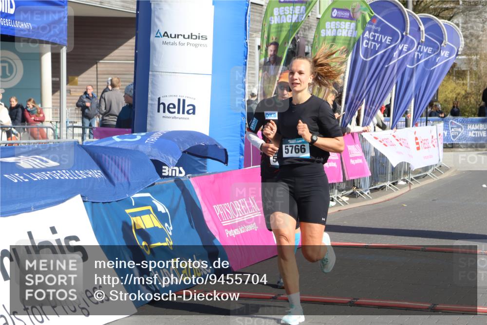 12.04.2026 - 45. Internationalen Wilhelmsburger Insellauf Strokosch-Dieckow http://msf.ph/oto/9455704 12.04.2026 10:44:39 Ziel 5766, 5775 meine-sportfotos.de