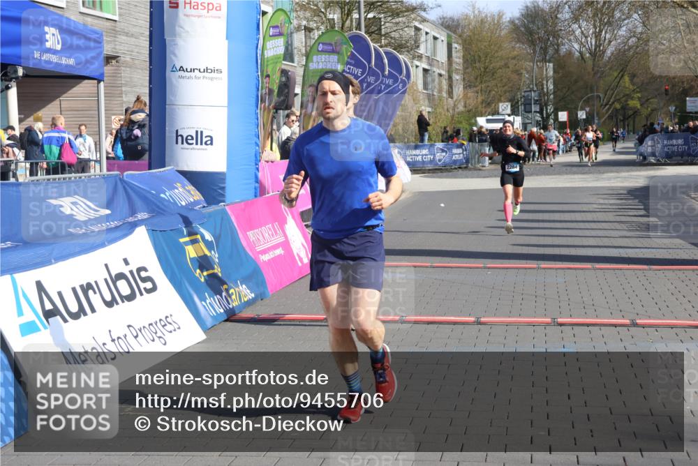 12.04.2026 - 45. Internationalen Wilhelmsburger Insellauf Strokosch-Dieckow http://msf.ph/oto/9455706 12.04.2026 10:31:39 Ziel 4329, 4212, 5526, 2284 meine-sportfotos.de