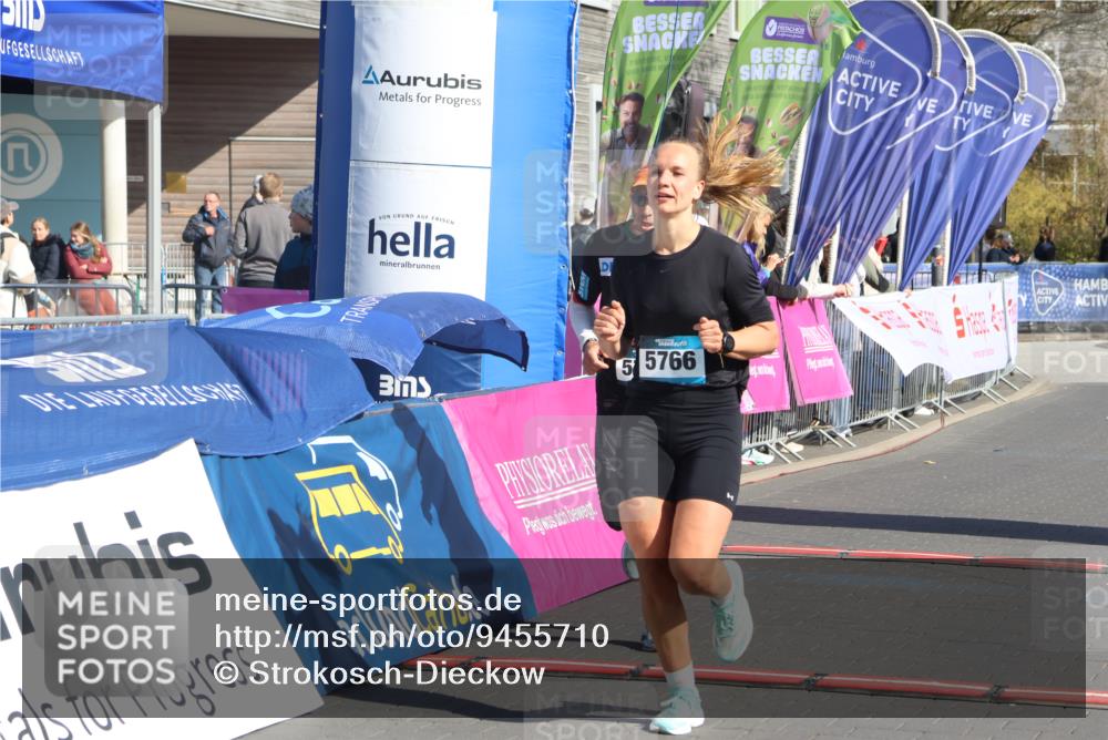12.04.2026 - 45. Internationalen Wilhelmsburger Insellauf Strokosch-Dieckow http://msf.ph/oto/9455710 12.04.2026 10:44:39 Ziel 5766, 5775 meine-sportfotos.de