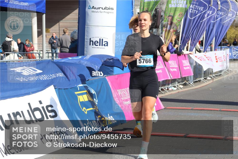 12.04.2026 - 45. Internationalen Wilhelmsburger Insellauf Strokosch-Dieckow http://msf.ph/oto/9455735 12.04.2026 10:44:39 Ziel 5766, 5775 meine-sportfotos.de