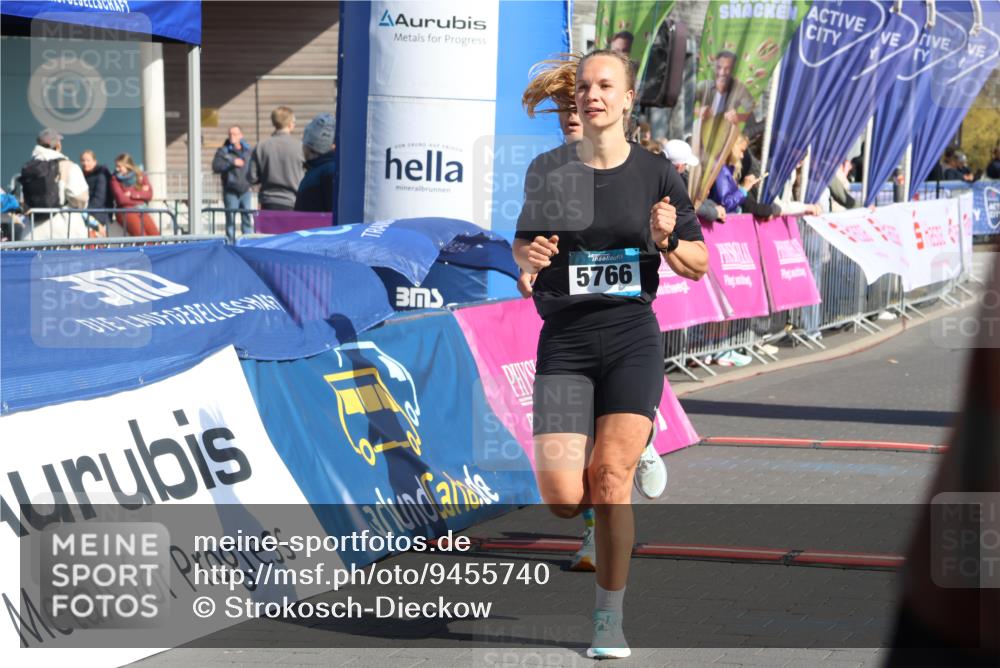 12.04.2026 - 45. Internationalen Wilhelmsburger Insellauf Strokosch-Dieckow http://msf.ph/oto/9455740 12.04.2026 10:44:40 Ziel 5766, 5775 meine-sportfotos.de