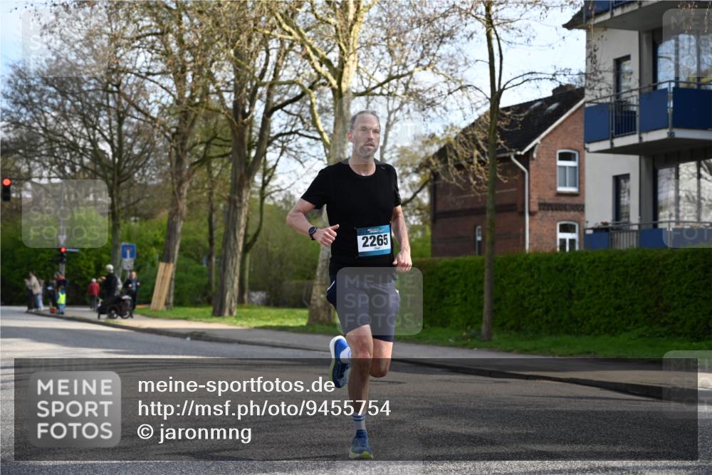 12.04.2026 - 45. Internationalen Wilhelmsburger Insellauf J. Mangold http://msf.ph/oto/9455754 12.04.2026 10:28:04 Ziel 4651, 3562, 2265, 5473, 4163, 4214, 2022, 4068, 4294, 2851, 5452, 4995, 5833, 3904, 4994, 4831, 4831, 3141, 4883, 2979, 3585, 4154, 3473 meine-sportfotos.de