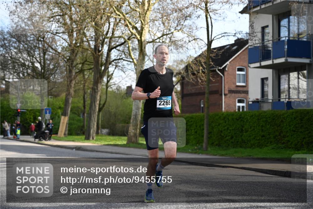12.04.2026 - 45. Internationalen Wilhelmsburger Insellauf J. Mangold http://msf.ph/oto/9455755 12.04.2026 10:28:04 Ziel 4651, 3562, 2265, 5473, 4163, 4214, 2022, 4068, 4294, 2851, 5452, 4995, 5833, 3904, 4994, 4831, 4831, 3141, 4883, 2979, 3585, 4154, 3473 meine-sportfotos.de