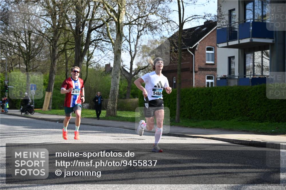 12.04.2026 - 45. Internationalen Wilhelmsburger Insellauf J. Mangold http://msf.ph/oto/9455837 12.04.2026 10:28:18 Ziel 5473, 4163, 4214, 2022, 4068, 4294, 2851, 5452, 4995, 5833, 3904, 4994, 4831, 3141, 4883, 3141, 4883, 2979, 3585, 4154, 3473, 4075, 4075, 4144, 5316 meine-sportfotos.de