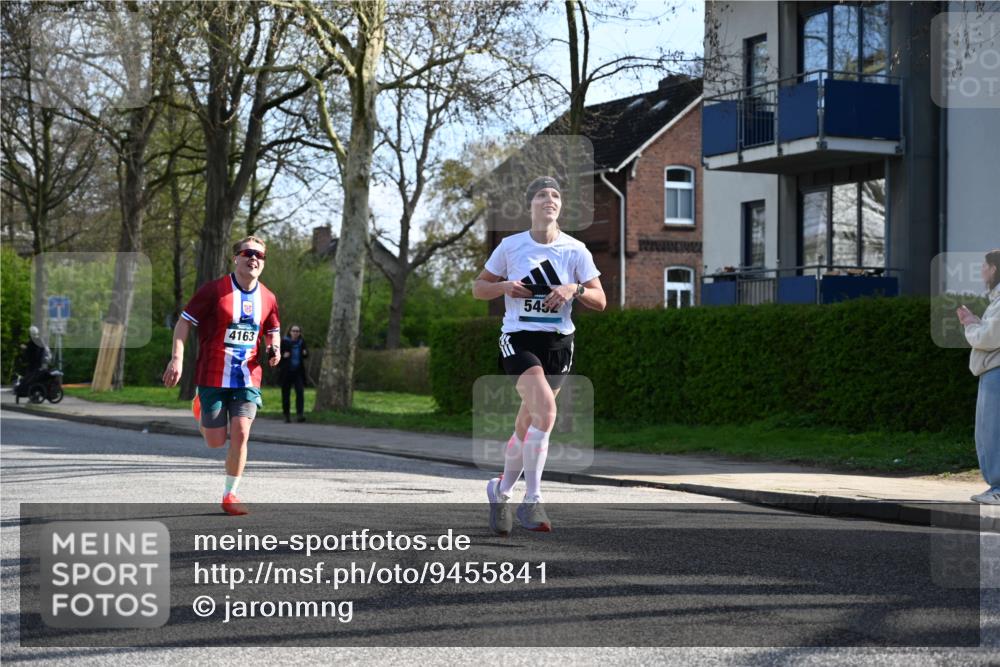 12.04.2026 - 45. Internationalen Wilhelmsburger Insellauf J. Mangold http://msf.ph/oto/9455841 12.04.2026 10:28:18 Ziel 5473, 4163, 4214, 2022, 4068, 4294, 2851, 5452, 4995, 5833, 3904, 4994, 4831, 3141, 4883, 3141, 4883, 2979, 3585, 4154, 3473, 4075, 4075, 4144, 5316 meine-sportfotos.de