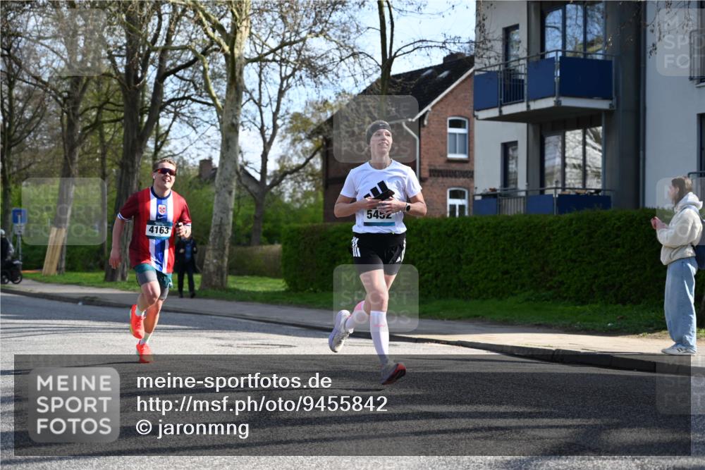 12.04.2026 - 45. Internationalen Wilhelmsburger Insellauf J. Mangold http://msf.ph/oto/9455842 12.04.2026 10:28:18 Ziel 5473, 4163, 4214, 2022, 4068, 4294, 2851, 5452, 4995, 5833, 3904, 4994, 4831, 3141, 4883, 3141, 4883, 2979, 3585, 4154, 3473, 4075, 4075, 4144, 5316 meine-sportfotos.de