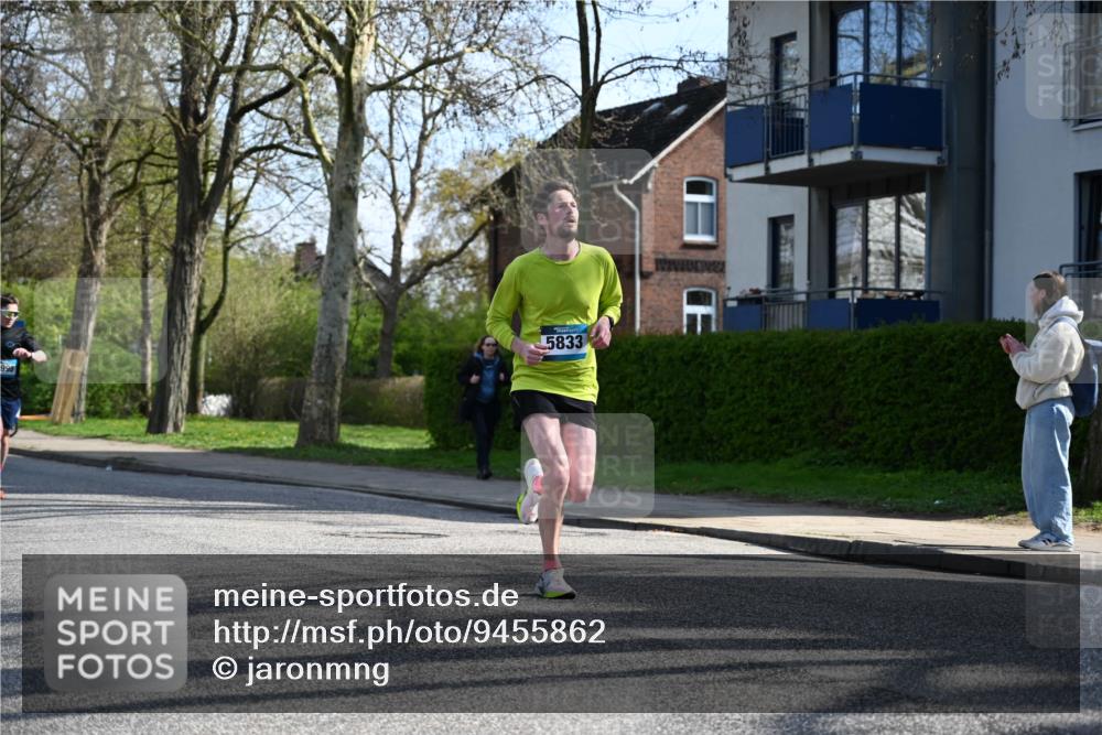 12.04.2026 - 45. Internationalen Wilhelmsburger Insellauf J. Mangold http://msf.ph/oto/9455862 12.04.2026 10:28:25 Ziel 2851, 5452, 4995, 5833, 3904, 4994, 4831, 3141, 4883, 2979, 3585, 4154, 3473, 4075, 4144, 5316, 3514, 2793 meine-sportfotos.de