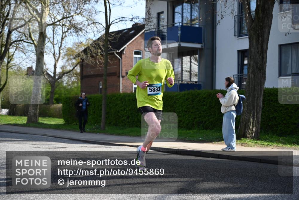 12.04.2026 - 45. Internationalen Wilhelmsburger Insellauf J. Mangold http://msf.ph/oto/9455869 12.04.2026 10:28:25 Ziel 2851, 5452, 4995, 5833, 3904, 4994, 4831, 3141, 4883, 2979, 3585, 4154, 3473, 4075, 4144, 5316, 3514, 2793 meine-sportfotos.de