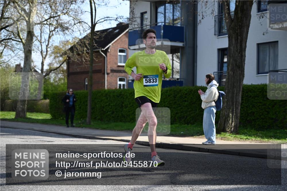 12.04.2026 - 45. Internationalen Wilhelmsburger Insellauf J. Mangold http://msf.ph/oto/9455870 12.04.2026 10:28:25 Ziel 2851, 5452, 4995, 5833, 3904, 4994, 4831, 3141, 4883, 2979, 3585, 4154, 3473, 4075, 4144, 5316, 3514, 2793 meine-sportfotos.de