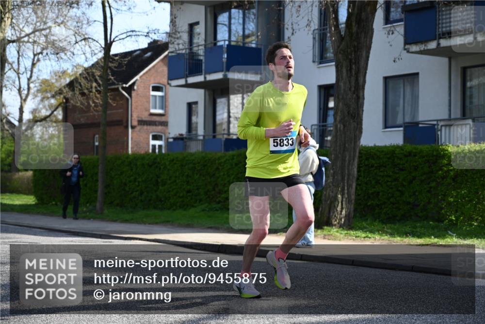 12.04.2026 - 45. Internationalen Wilhelmsburger Insellauf J. Mangold http://msf.ph/oto/9455875 12.04.2026 10:28:25 Ziel 2851, 5452, 4995, 5833, 3904, 4994, 4831, 3141, 4883, 2979, 3585, 4154, 3473, 4075, 4144, 5316, 3514, 2793 meine-sportfotos.de