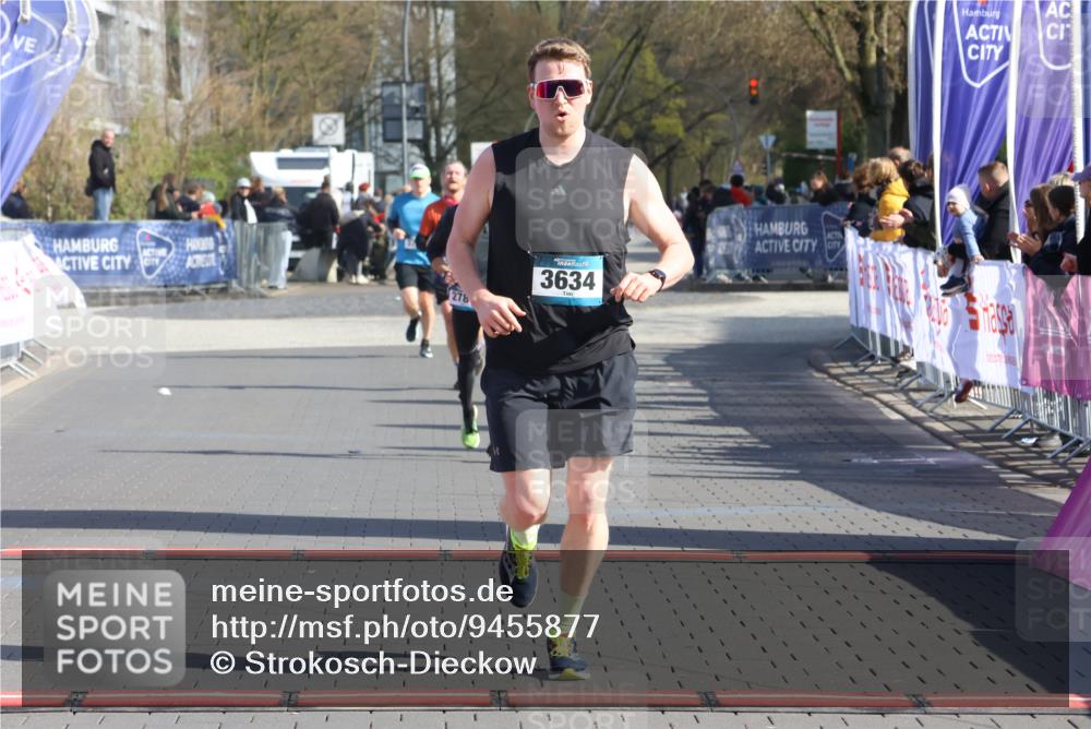 12.04.2026 - 45. Internationalen Wilhelmsburger Insellauf Strokosch-Dieckow http://msf.ph/oto/9455877 12.04.2026 10:31:55 Ziel 3619, 3634, 2780 meine-sportfotos.de