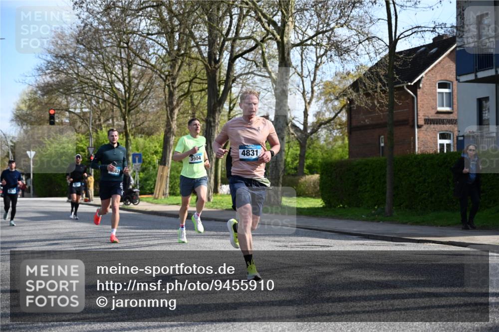 12.04.2026 - 45. Internationalen Wilhelmsburger Insellauf J. Mangold http://msf.ph/oto/9455910 12.04.2026 10:28:29 Ziel 4995, 5833, 3904, 4994, 4831, 3141, 4883, 2979, 3585, 4154, 3473, 4075, 4144, 5316, 3514, 2793, 3777, 4979, 4087 meine-sportfotos.de