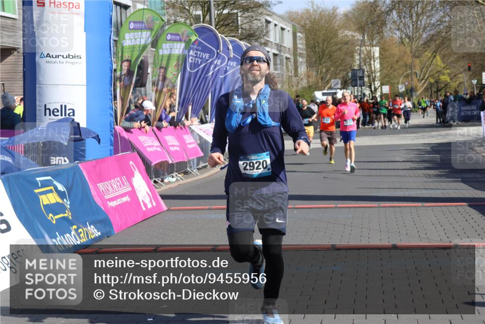 12.04.2026 - 45. Internationalen Wilhelmsburger Insellauf Strokosch-Dieckow http://msf.ph/oto/9455956 12.04.2026 10:45:09 Ziel 2920 meine-sportfotos.de