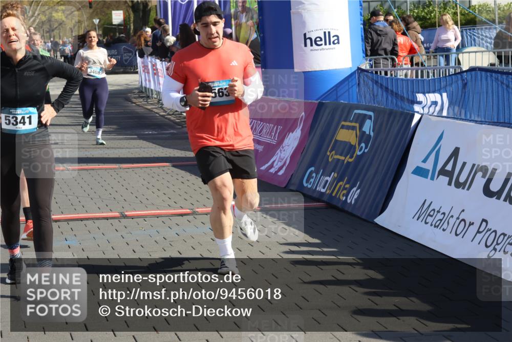 12.04.2026 - 45. Internationalen Wilhelmsburger Insellauf Strokosch-Dieckow http://msf.ph/oto/9456018 12.04.2026 10:45:21 Ziel 5341, 5435, 5563, 2075, 2810, 3408, 4739, 3416 meine-sportfotos.de