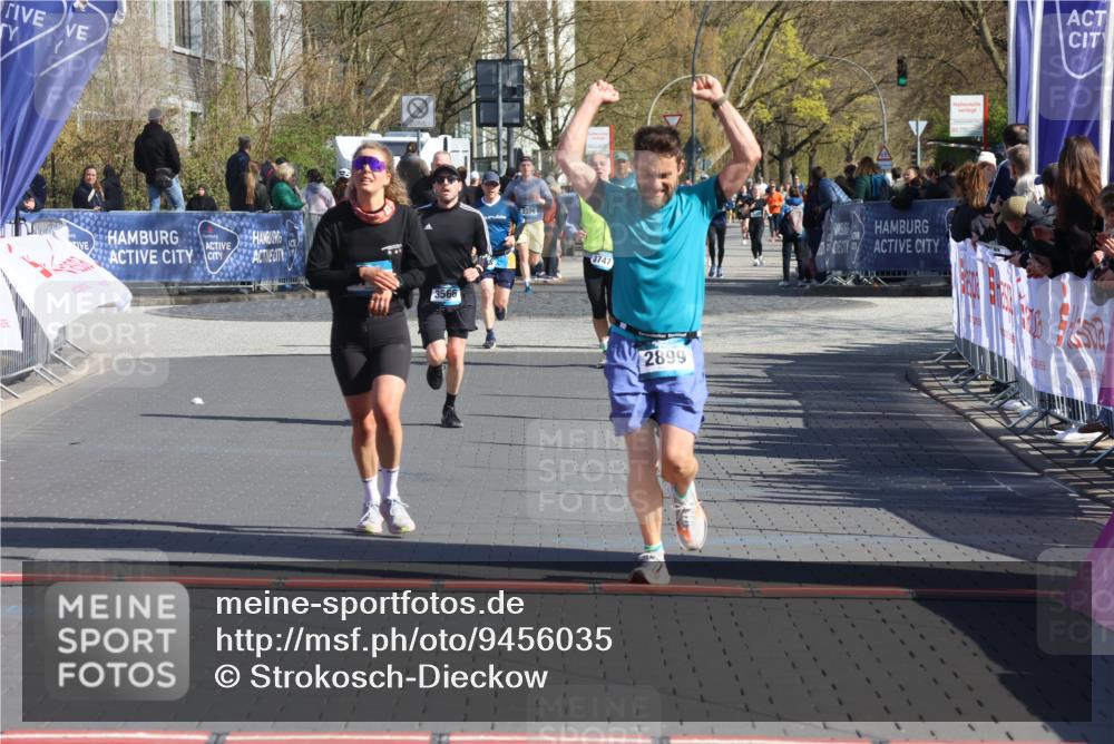12.04.2026 - 45. Internationalen Wilhelmsburger Insellauf Strokosch-Dieckow http://msf.ph/oto/9456035 12.04.2026 10:45:29 Ziel 3416, 2899, 4785 meine-sportfotos.de