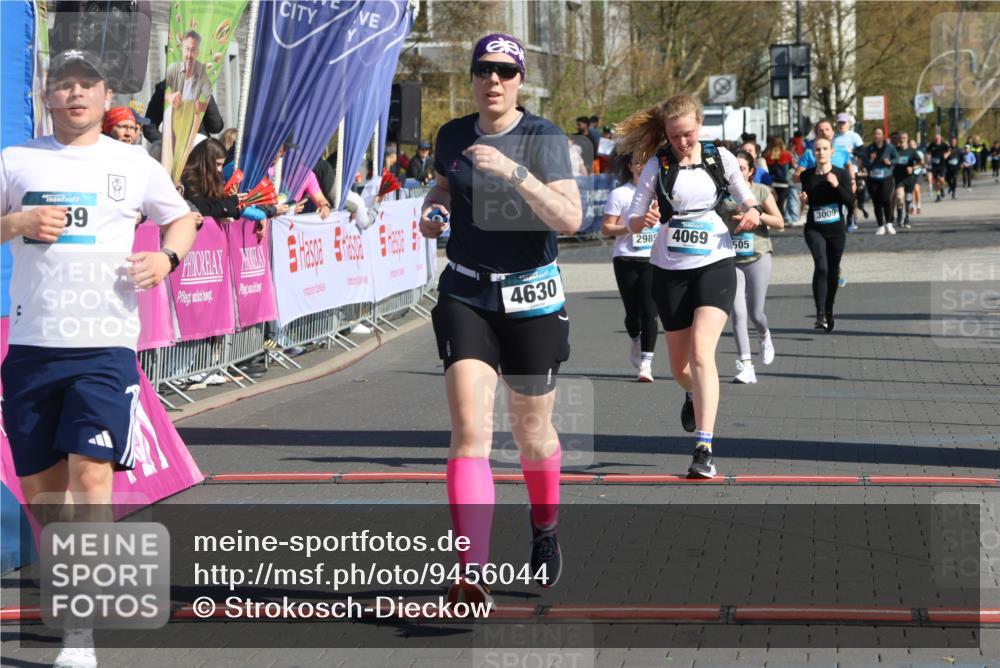 12.04.2026 - 45. Internationalen Wilhelmsburger Insellauf Strokosch-Dieckow http://msf.ph/oto/9456044 12.04.2026 11:02:41 Ziel 4759, 4630, 4069, 2985 meine-sportfotos.de