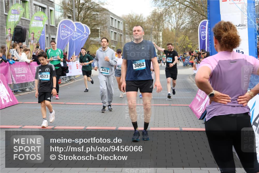 12.04.2026 - 45. Internationalen Wilhelmsburger Insellauf Strokosch-Dieckow http://msf.ph/oto/9456066 12.04.2026 13:03:33 Ziel 3062, 4413, 4523 meine-sportfotos.de