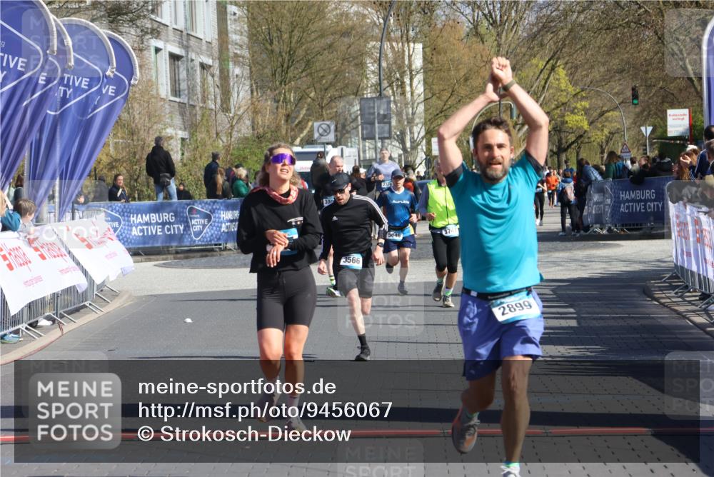 12.04.2026 - 45. Internationalen Wilhelmsburger Insellauf Strokosch-Dieckow http://msf.ph/oto/9456067 12.04.2026 10:45:30 Ziel 2899, 4785, 3566 meine-sportfotos.de