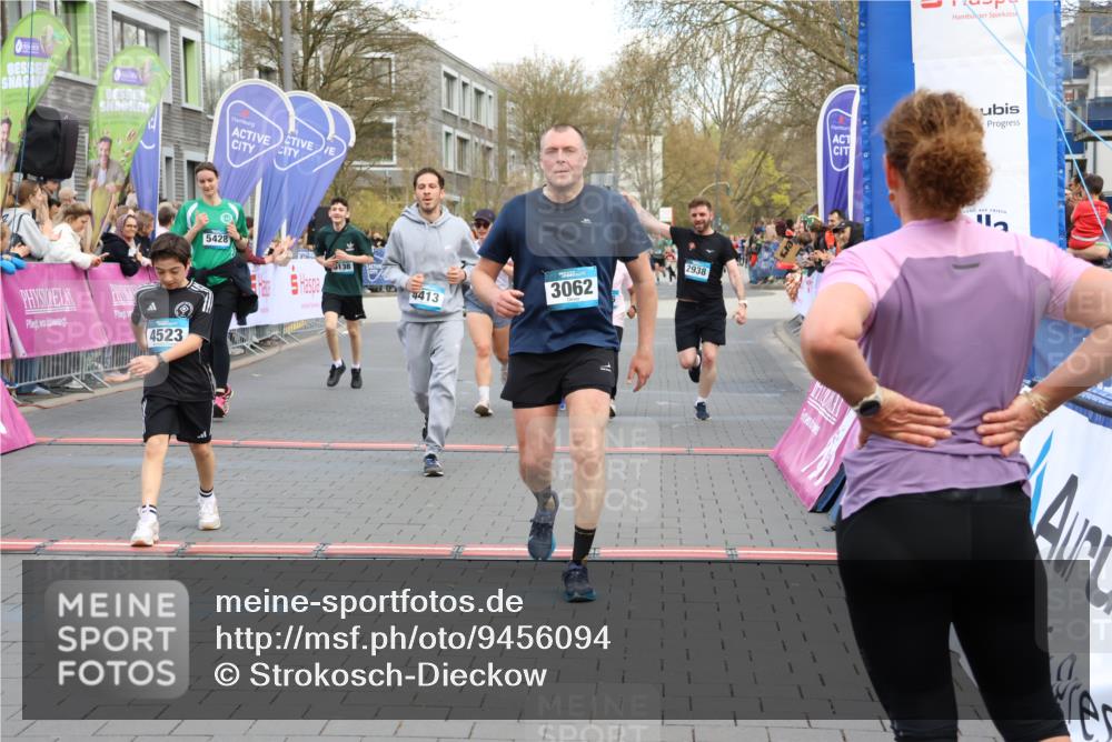 12.04.2026 - 45. Internationalen Wilhelmsburger Insellauf Strokosch-Dieckow http://msf.ph/oto/9456094 12.04.2026 13:03:33 Ziel 3062, 4413, 4523 meine-sportfotos.de