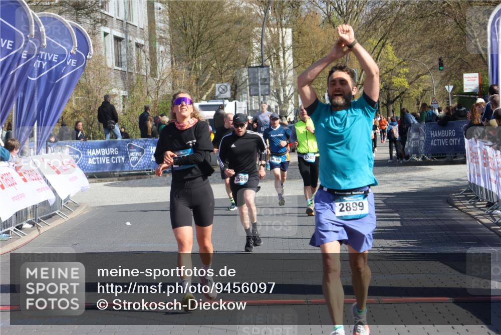 12.04.2026 - 45. Internationalen Wilhelmsburger Insellauf Strokosch-Dieckow http://msf.ph/oto/9456097 12.04.2026 10:45:30 Ziel 2899, 4785, 3566 meine-sportfotos.de