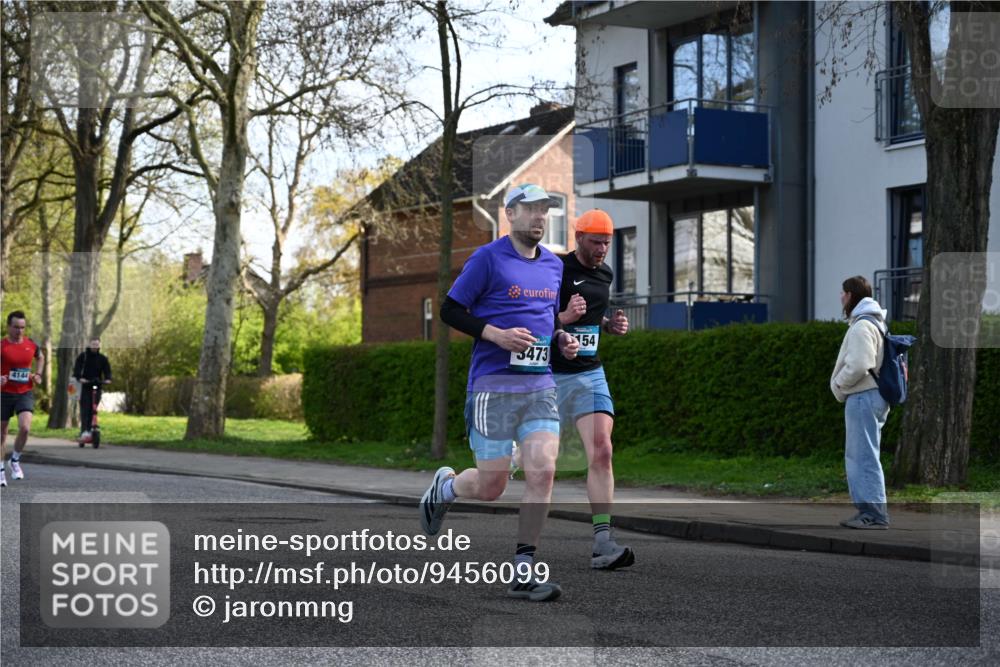 12.04.2026 - 45. Internationalen Wilhelmsburger Insellauf J. Mangold http://msf.ph/oto/9456099 12.04.2026 10:28:43 Ziel 3141, 4883, 2979, 3585, 4154, 3473, 4075, 4144, 5316, 3514, 2793, 3777, 4979, 4087, 3735, 3778 meine-sportfotos.de