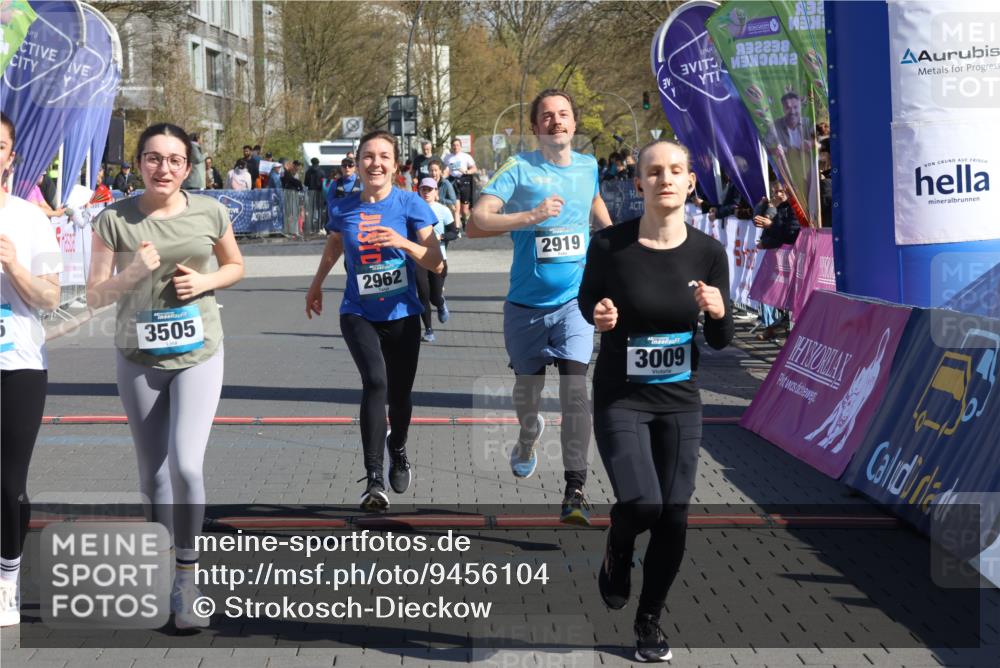 12.04.2026 - 45. Internationalen Wilhelmsburger Insellauf Strokosch-Dieckow http://msf.ph/oto/9456104 12.04.2026 11:02:47 Ziel 2985, 3505, 3009, 2962, 2919 meine-sportfotos.de