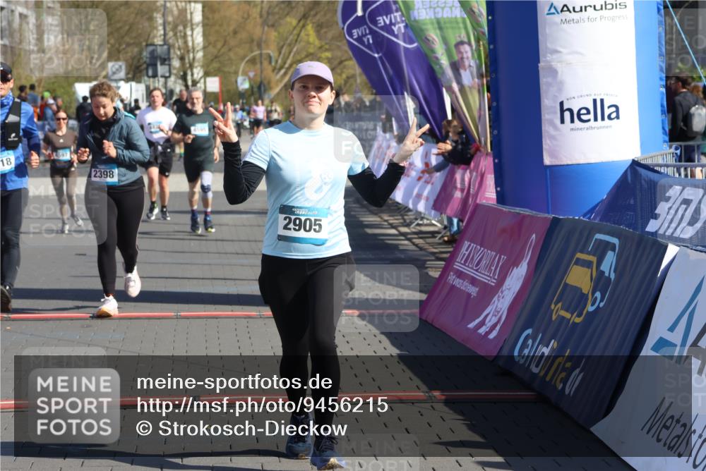12.04.2026 - 45. Internationalen Wilhelmsburger Insellauf Strokosch-Dieckow http://msf.ph/oto/9456215 12.04.2026 11:02:53 Ziel 2418, 2398, 4595, 4597 meine-sportfotos.de