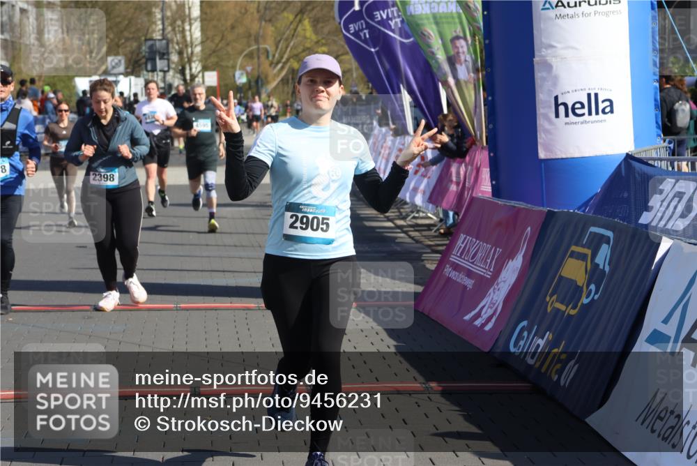 12.04.2026 - 45. Internationalen Wilhelmsburger Insellauf Strokosch-Dieckow http://msf.ph/oto/9456231 12.04.2026 11:02:53 Ziel 2418, 2398, 4595, 4597 meine-sportfotos.de