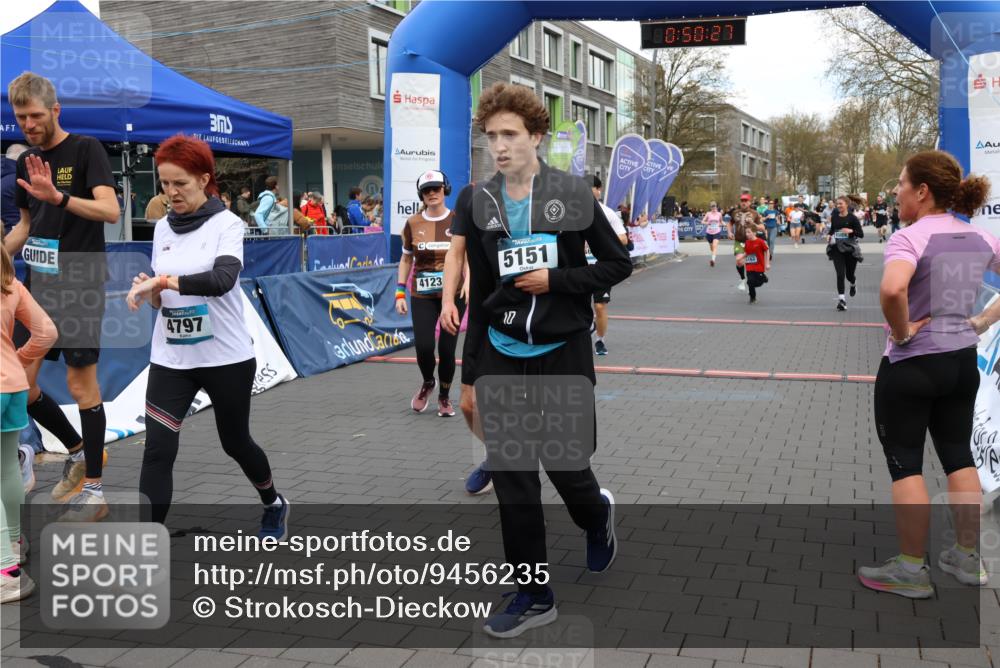 12.04.2026 - 45. Internationalen Wilhelmsburger Insellauf Strokosch-Dieckow http://msf.ph/oto/9456235 12.04.2026 13:03:27 Ziel 5151 meine-sportfotos.de