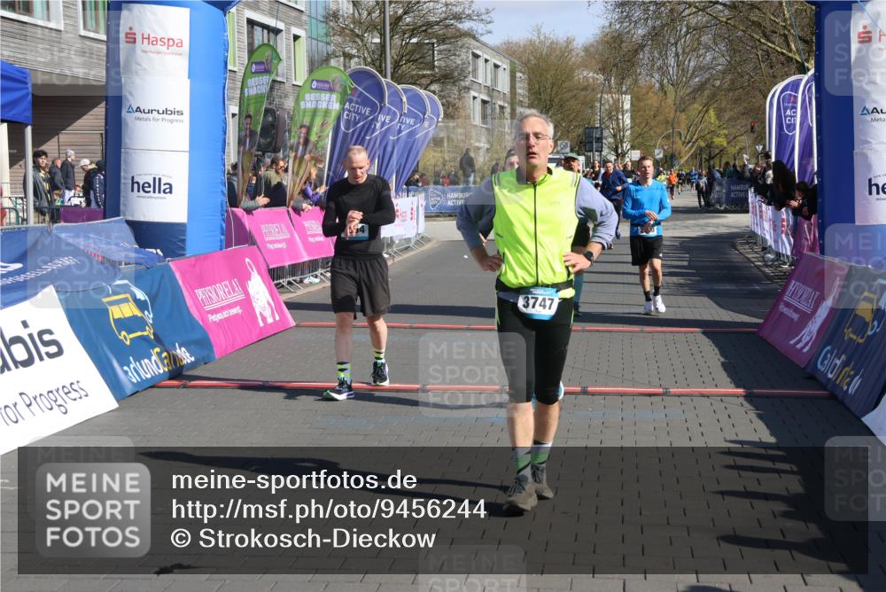 12.04.2026 - 45. Internationalen Wilhelmsburger Insellauf Strokosch-Dieckow http://msf.ph/oto/9456244 12.04.2026 10:45:42 Ziel 3054, 2376, 2300, 3334 meine-sportfotos.de