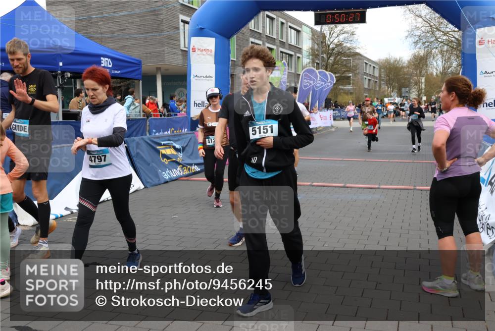 12.04.2026 - 45. Internationalen Wilhelmsburger Insellauf Strokosch-Dieckow http://msf.ph/oto/9456245 12.04.2026 13:03:26 Ziel 5151 meine-sportfotos.de