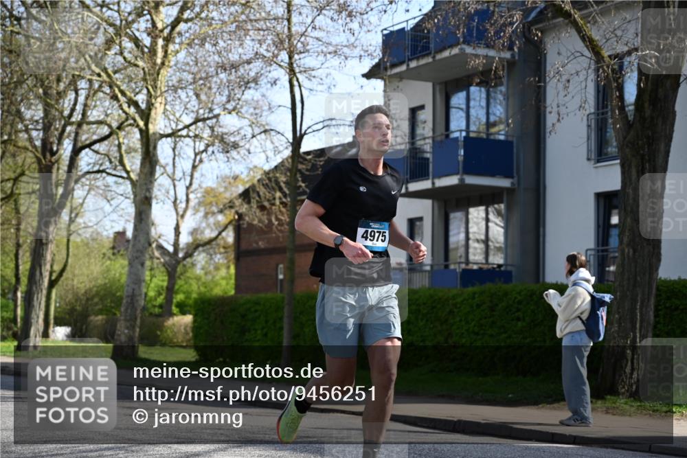 12.04.2026 - 45. Internationalen Wilhelmsburger Insellauf J. Mangold http://msf.ph/oto/9456251 12.04.2026 10:29:25 Ziel 3778, 4975, 4027, 5804, 3355, 4142, 2627, 3542, 4511, 5459, 4670 meine-sportfotos.de