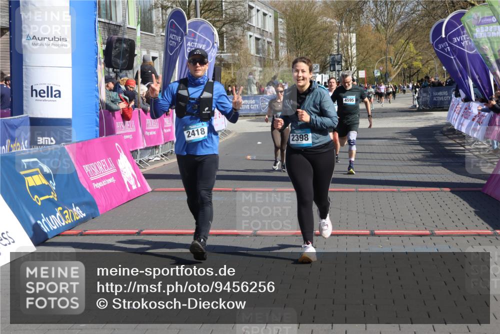 12.04.2026 - 45. Internationalen Wilhelmsburger Insellauf Strokosch-Dieckow http://msf.ph/oto/9456256 12.04.2026 11:02:55 Ziel 2418, 2398, 4595, 4597, 4825 meine-sportfotos.de