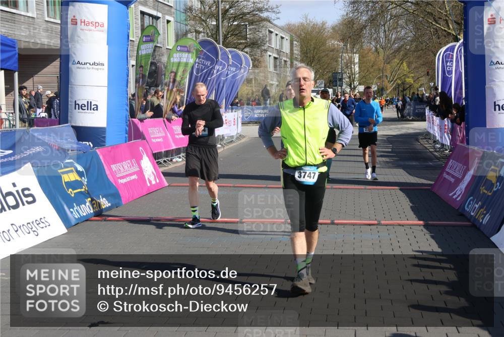12.04.2026 - 45. Internationalen Wilhelmsburger Insellauf Strokosch-Dieckow http://msf.ph/oto/9456257 12.04.2026 10:45:42 Ziel 3054, 2376, 2300, 3334 meine-sportfotos.de