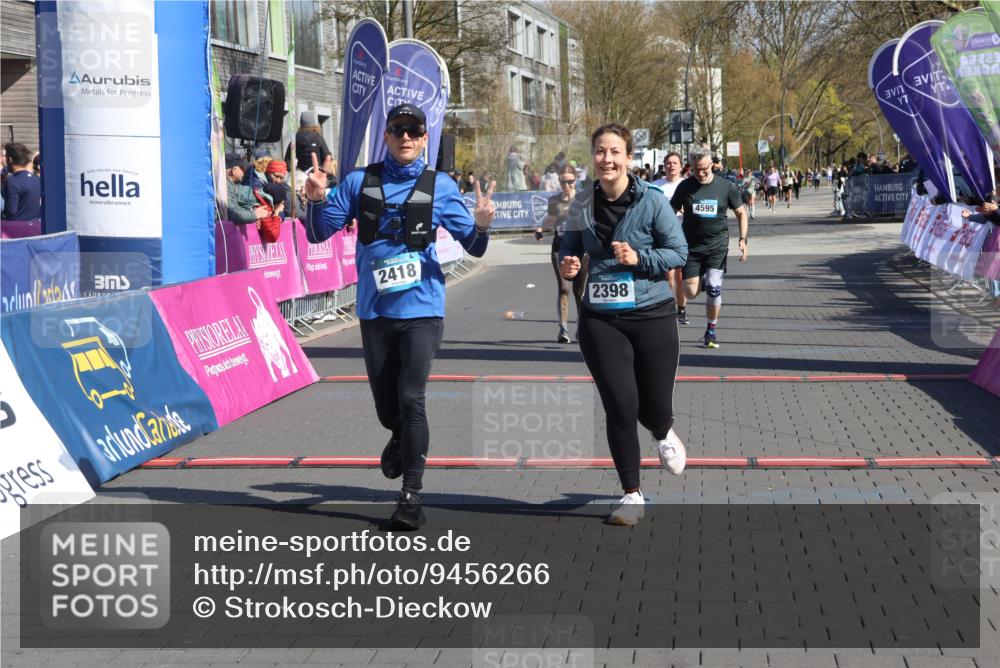 12.04.2026 - 45. Internationalen Wilhelmsburger Insellauf Strokosch-Dieckow http://msf.ph/oto/9456266 12.04.2026 11:02:55 Ziel 2418, 2398, 4595, 4597, 4825 meine-sportfotos.de