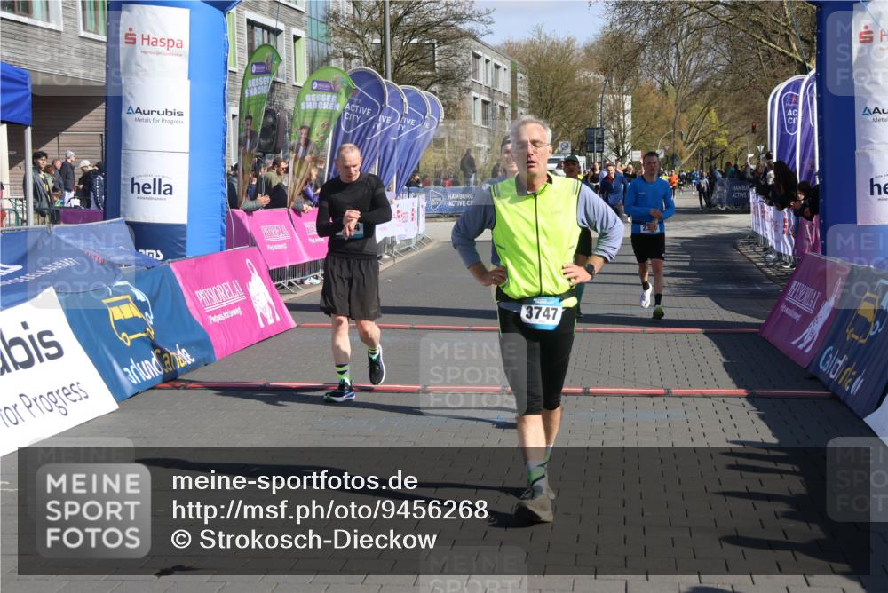 12.04.2026 - 45. Internationalen Wilhelmsburger Insellauf Strokosch-Dieckow http://msf.ph/oto/9456268 12.04.2026 10:45:42 Ziel 3054, 2376, 2300, 3334 meine-sportfotos.de