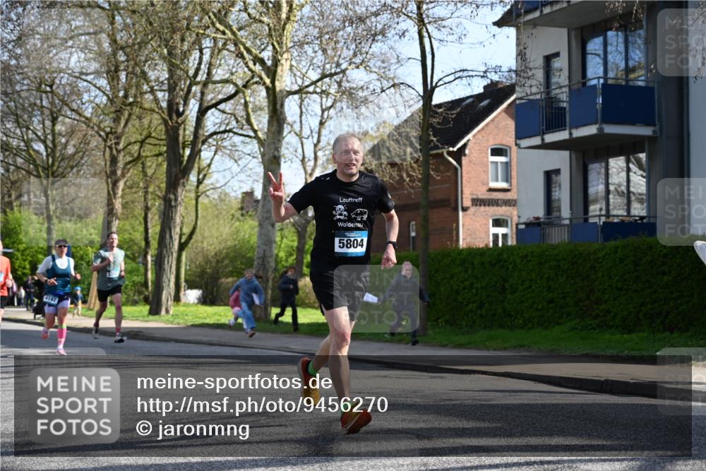 12.04.2026 - 45. Internationalen Wilhelmsburger Insellauf J. Mangold http://msf.ph/oto/9456270 12.04.2026 10:29:32 Ziel 4975, 4027, 5804, 3355, 4142, 2627, 3542, 4511, 5459, 4670, 4904, 5534, 3845 meine-sportfotos.de