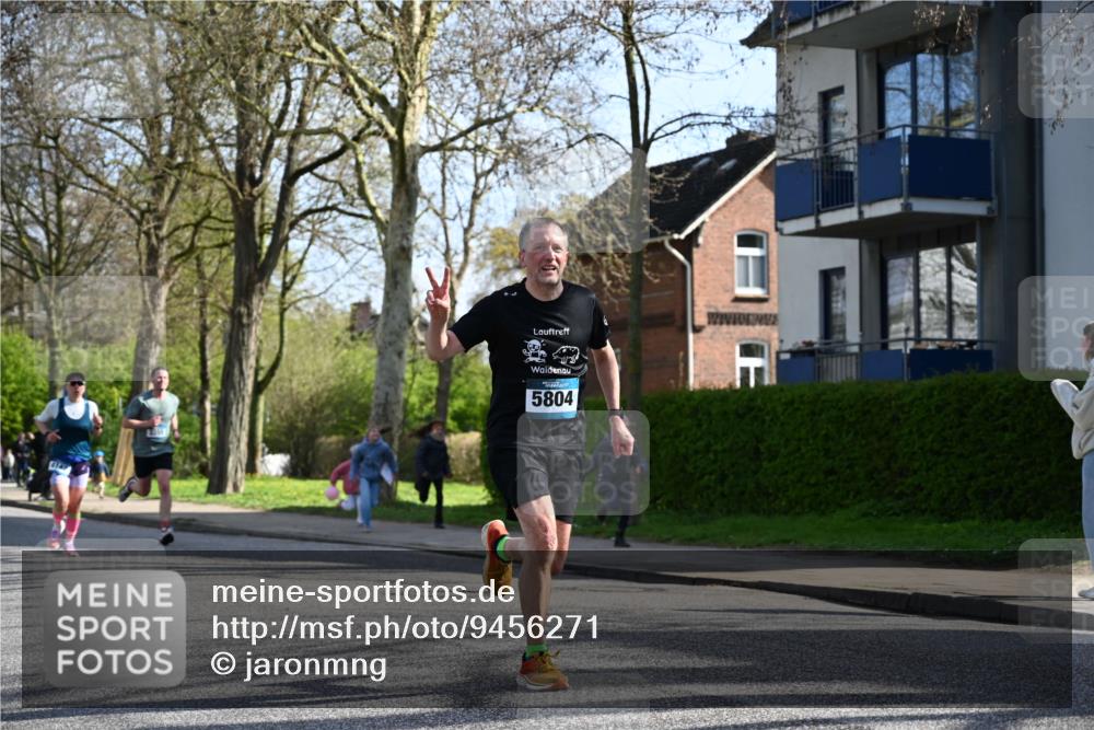 12.04.2026 - 45. Internationalen Wilhelmsburger Insellauf J. Mangold http://msf.ph/oto/9456271 12.04.2026 10:29:32 Ziel 4975, 4027, 5804, 3355, 4142, 2627, 3542, 4511, 5459, 4670, 4904, 5534, 3845 meine-sportfotos.de