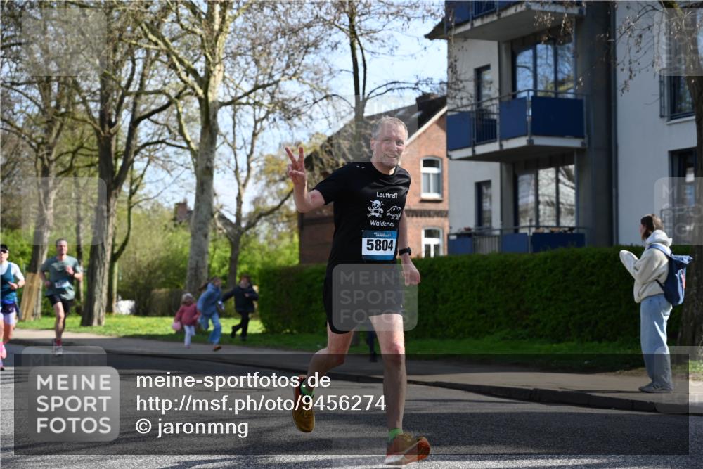 12.04.2026 - 45. Internationalen Wilhelmsburger Insellauf J. Mangold http://msf.ph/oto/9456274 12.04.2026 10:29:32 Ziel 4975, 4027, 5804, 3355, 4142, 2627, 3542, 4511, 5459, 4670, 4904, 5534, 3845 meine-sportfotos.de